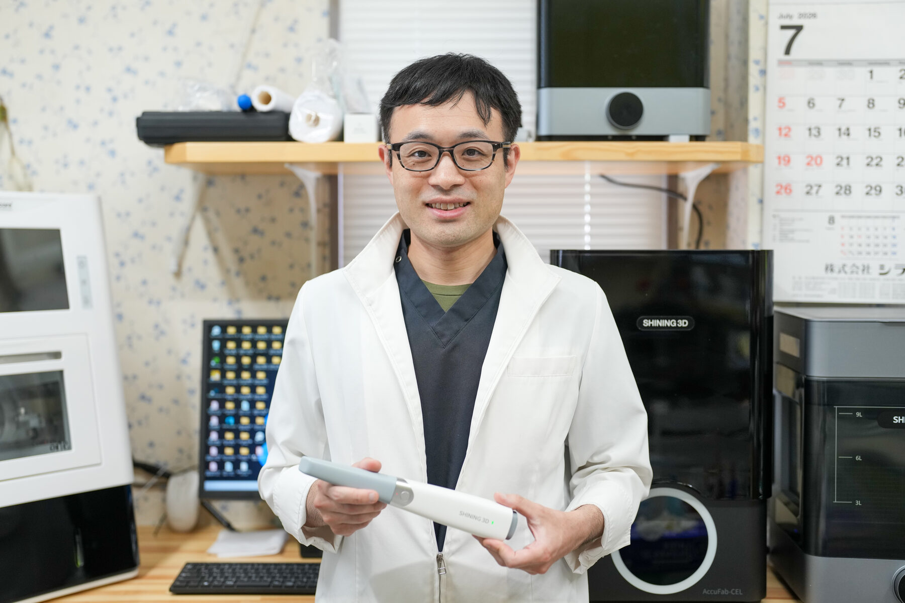 口腔内スキャナーを手にするスタッフ