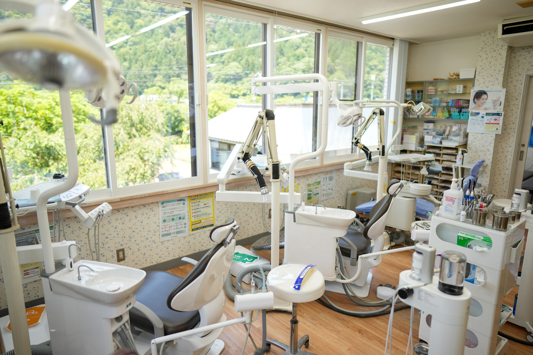 自然光が入る歯科医院の診療室