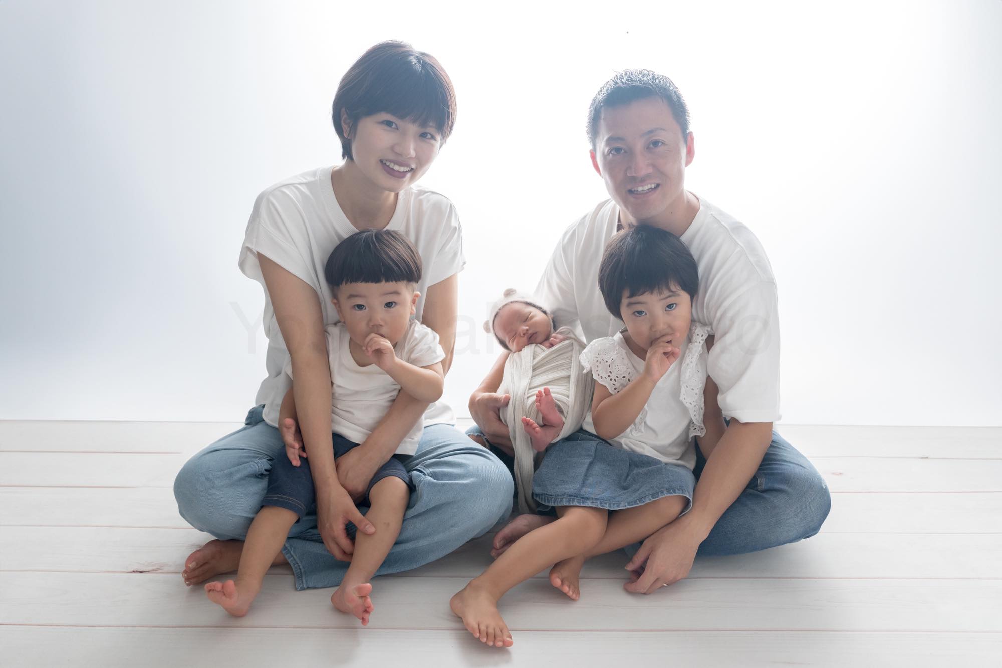 A newborn session with siblings and the family dog in Seto, Aichi — 1