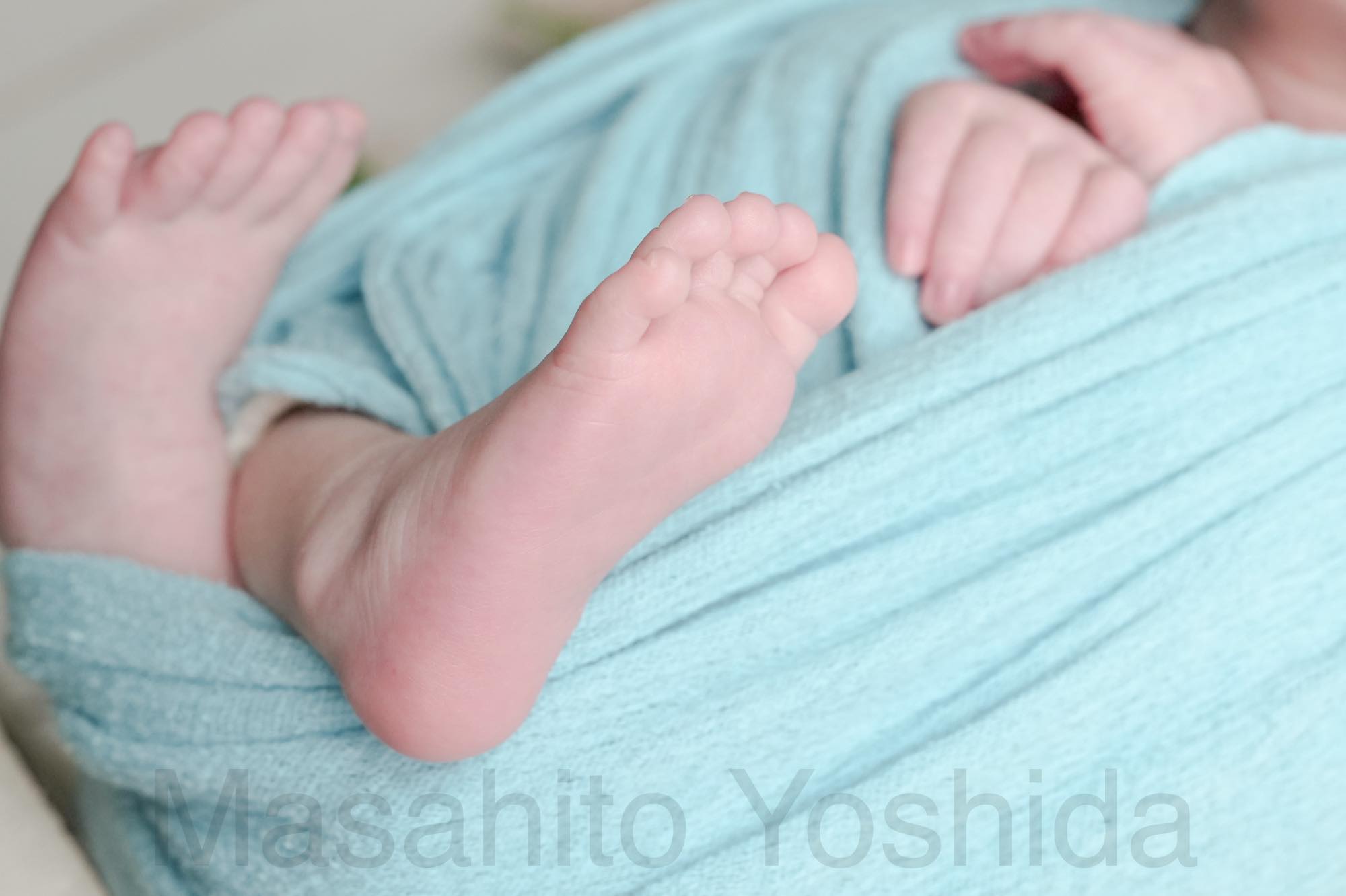 長野県飯田市で撮影したニューボーンフォト｜手足がアップになった水色のおくるみ姿の赤ちゃん