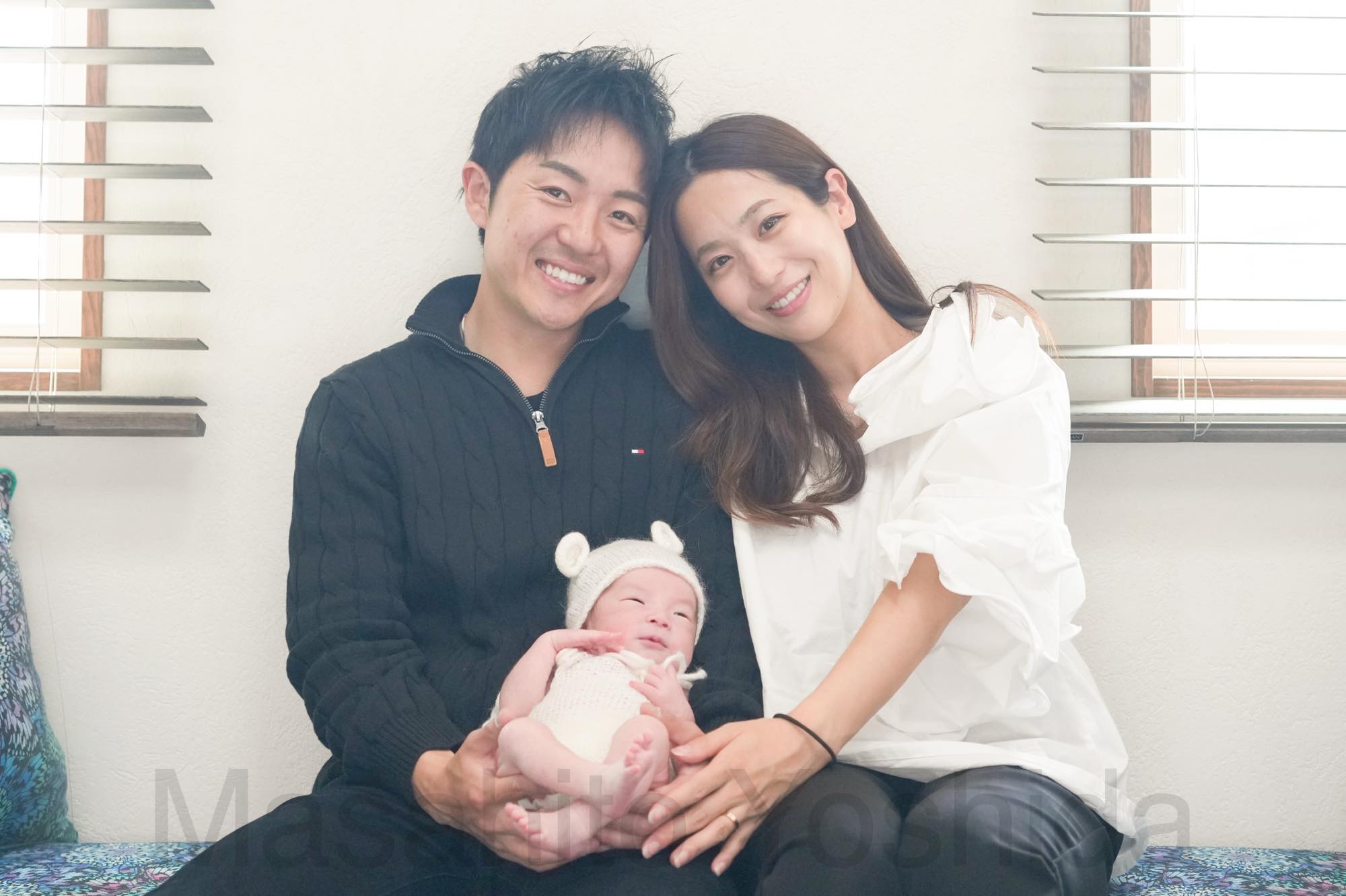 長野県飯田市で撮影したニューボーンフォト｜パパ・ママとくま服の赤ちゃんのスリーショット