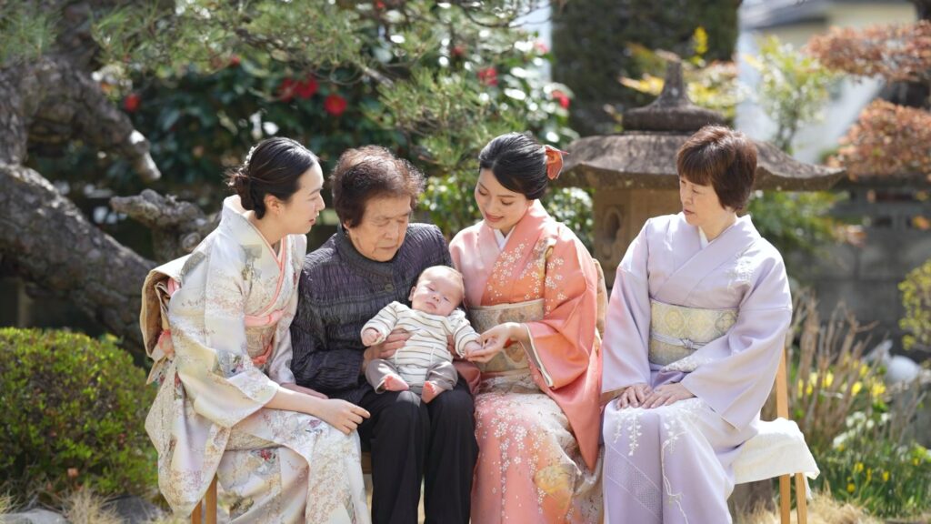 箕輪町でご家族動画出張撮影|4世代がつながる春、庭先で紡ぐ家族のきおく|撮影写真(1枚目)