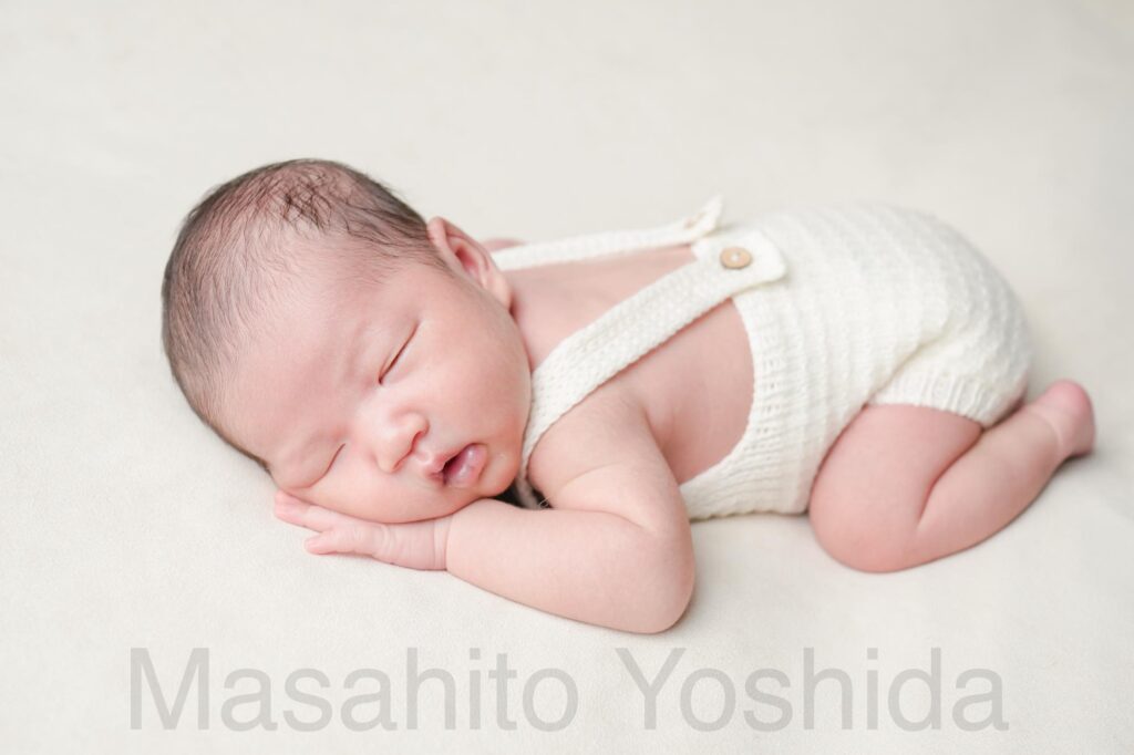 下伊那郡松川町のニューボーンフォト出張撮影｜白い服を着てうつぶせで寝ている赤ちゃんの全身写真