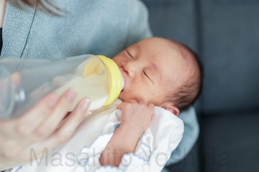 上伊那郡南箕輪村でニューボーンフォト｜ママの腕の中で哺乳瓶からミルクを飲む赤ちゃん。