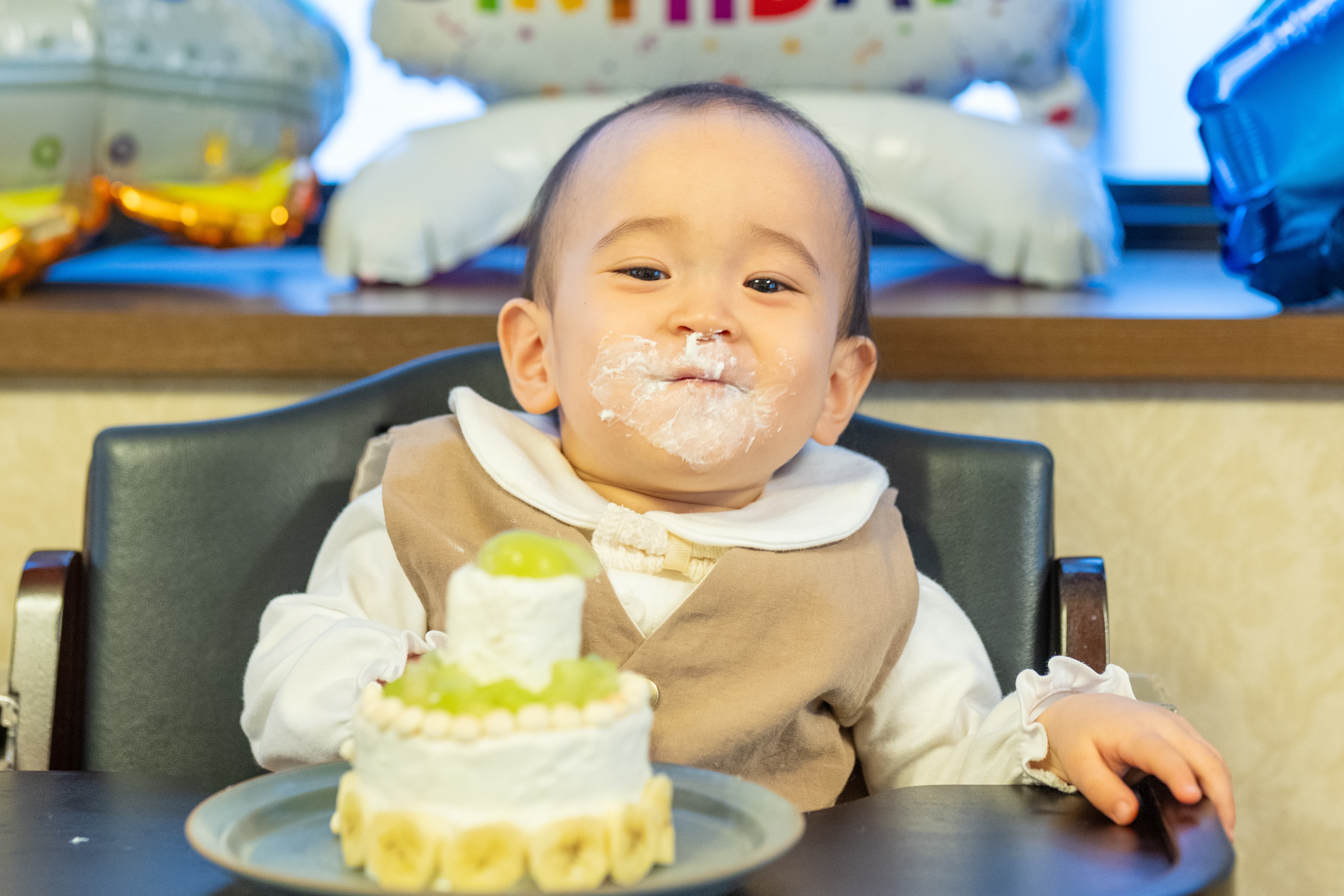ケーキのクリームが口元についた1歳のお子さまのバースデーフォト